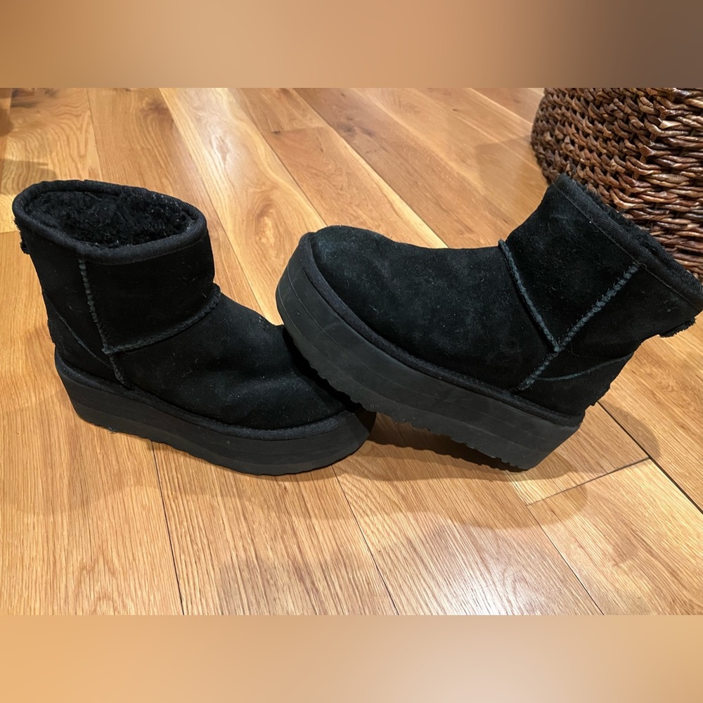 Uggs mini platform boots lightly worn
